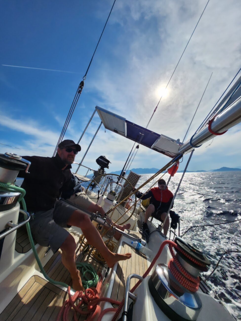 15kn full-sail sailing